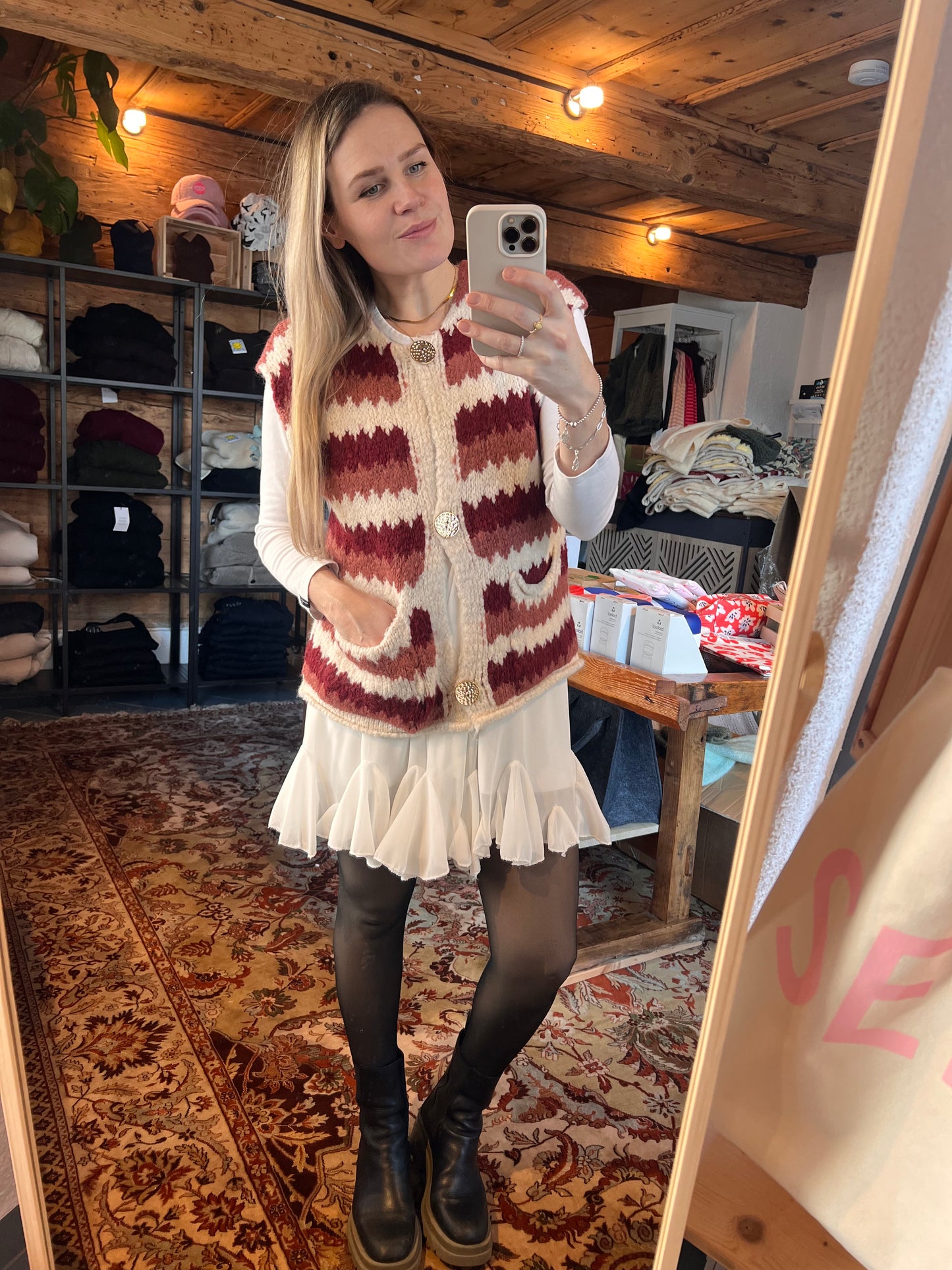 Boho Strickweste mit Goldknöpfen