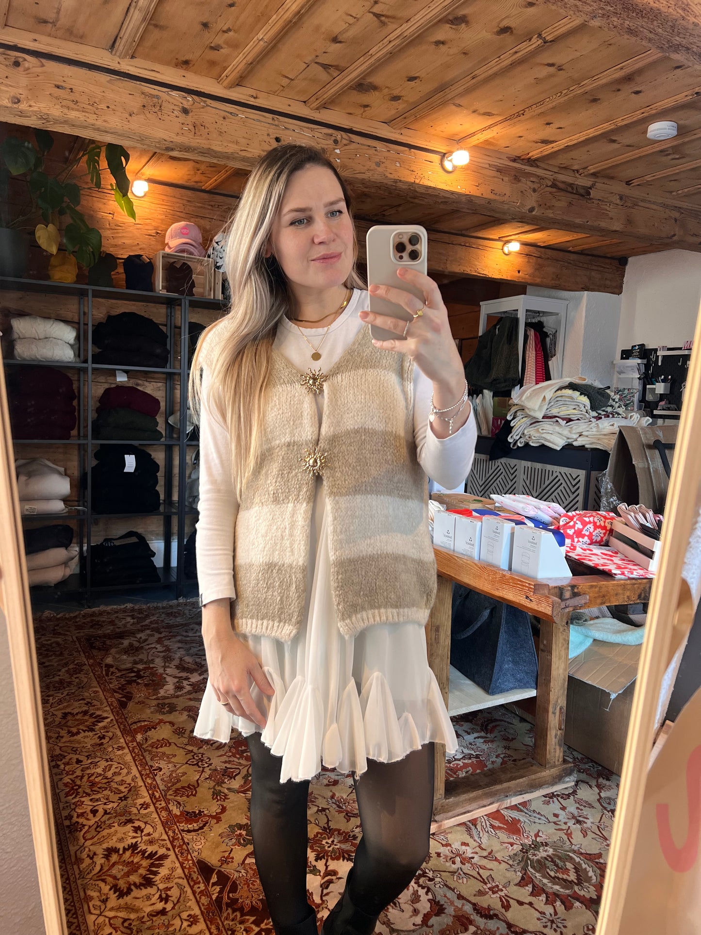 Boho Weste mit Sonnenbroschen