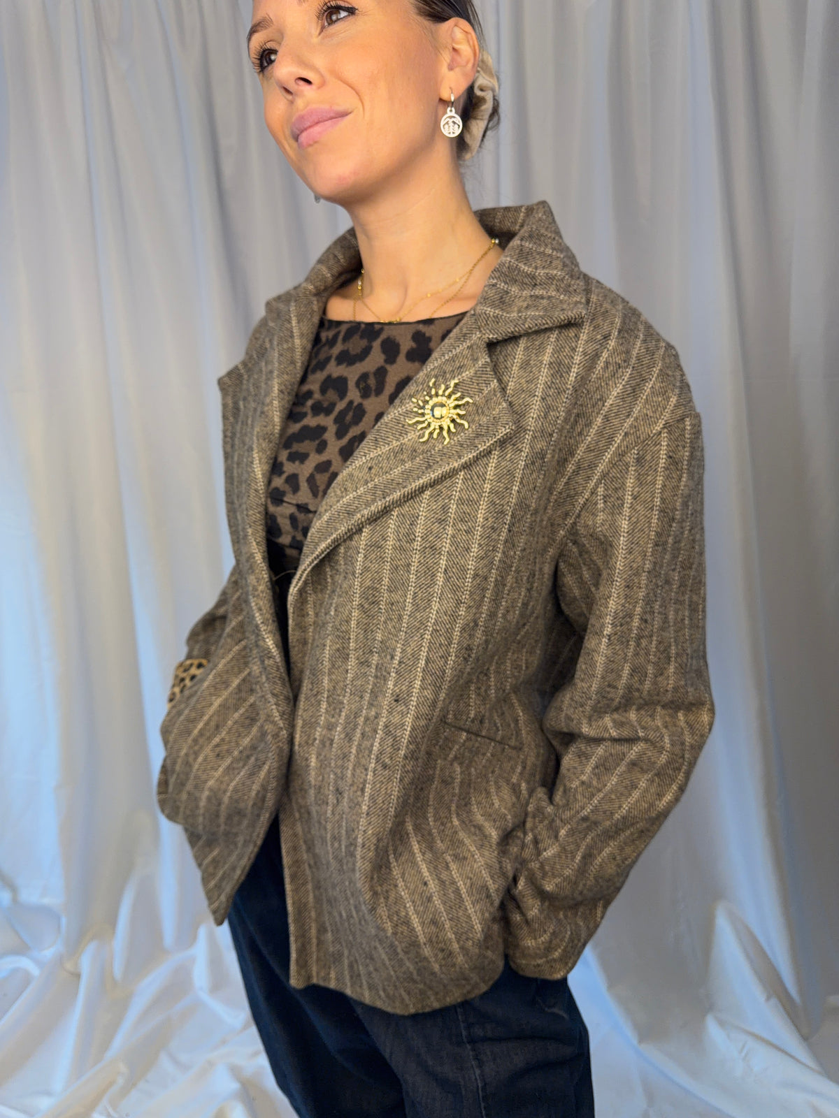 Statement Blazer mit Leo-Details & Sonnenbrosche – One Size