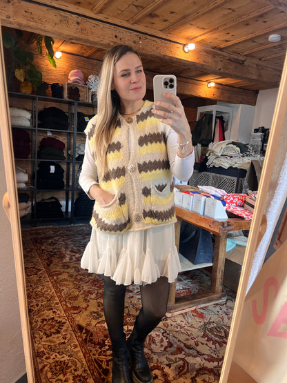 Boho Strickweste mit Goldknöpfen
