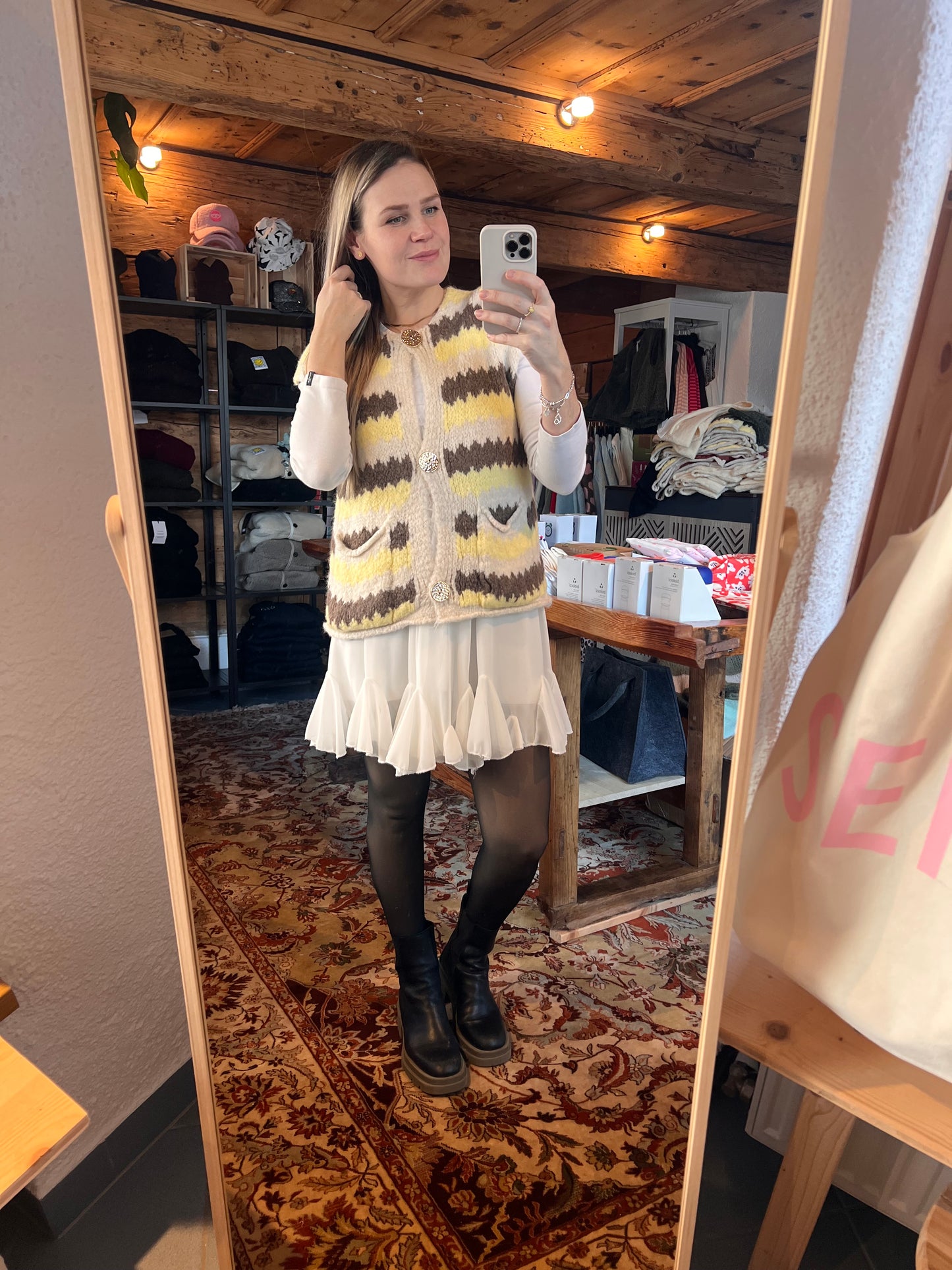 Boho Strickweste mit Goldknöpfen