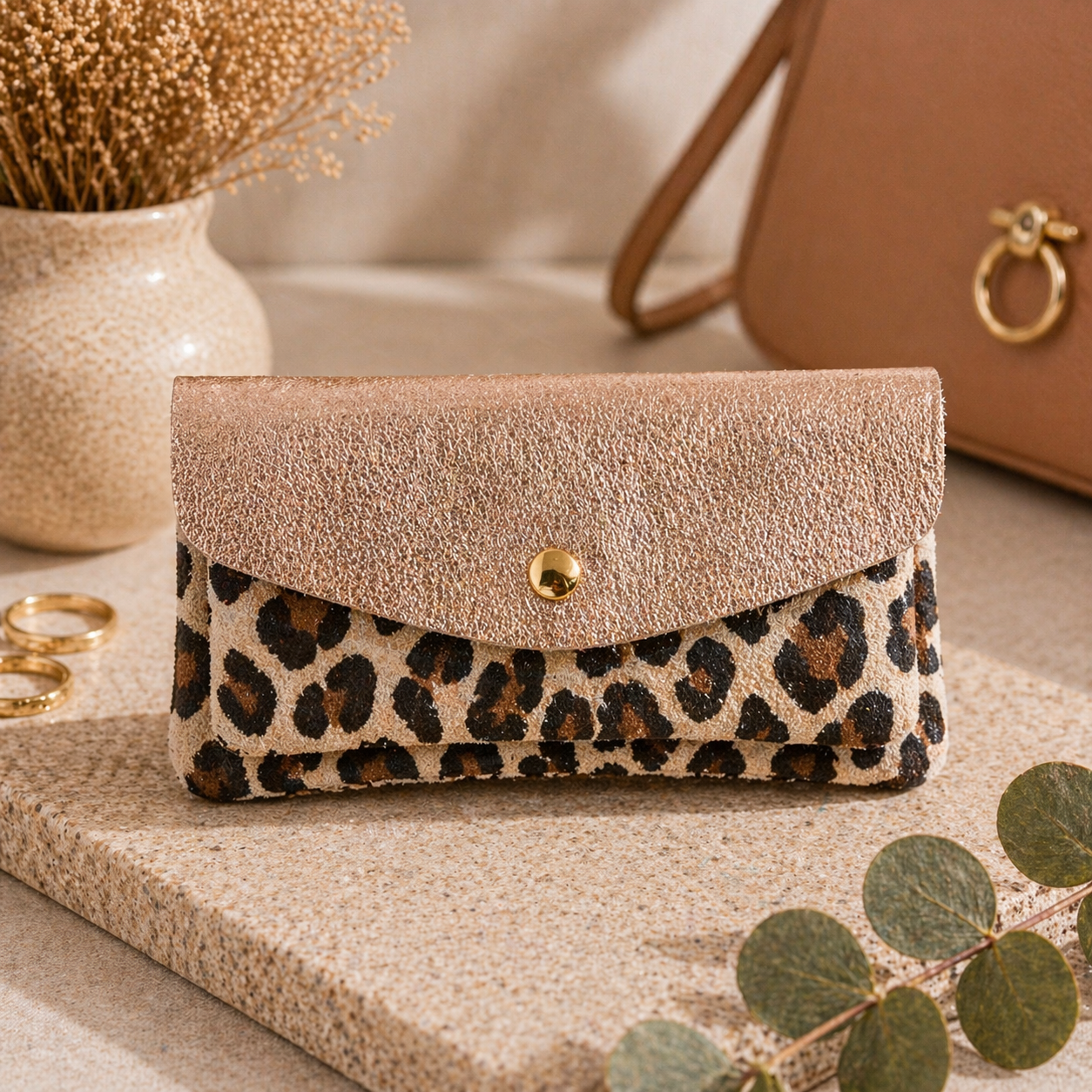 Leo Pouch