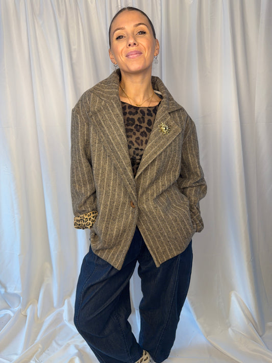 Statement Blazer mit Leo-Details & Sonnenbrosche – One Size