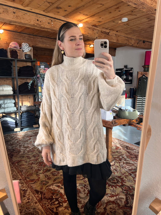 Oversize Zopfstrick-Pullover mit Rollkragen