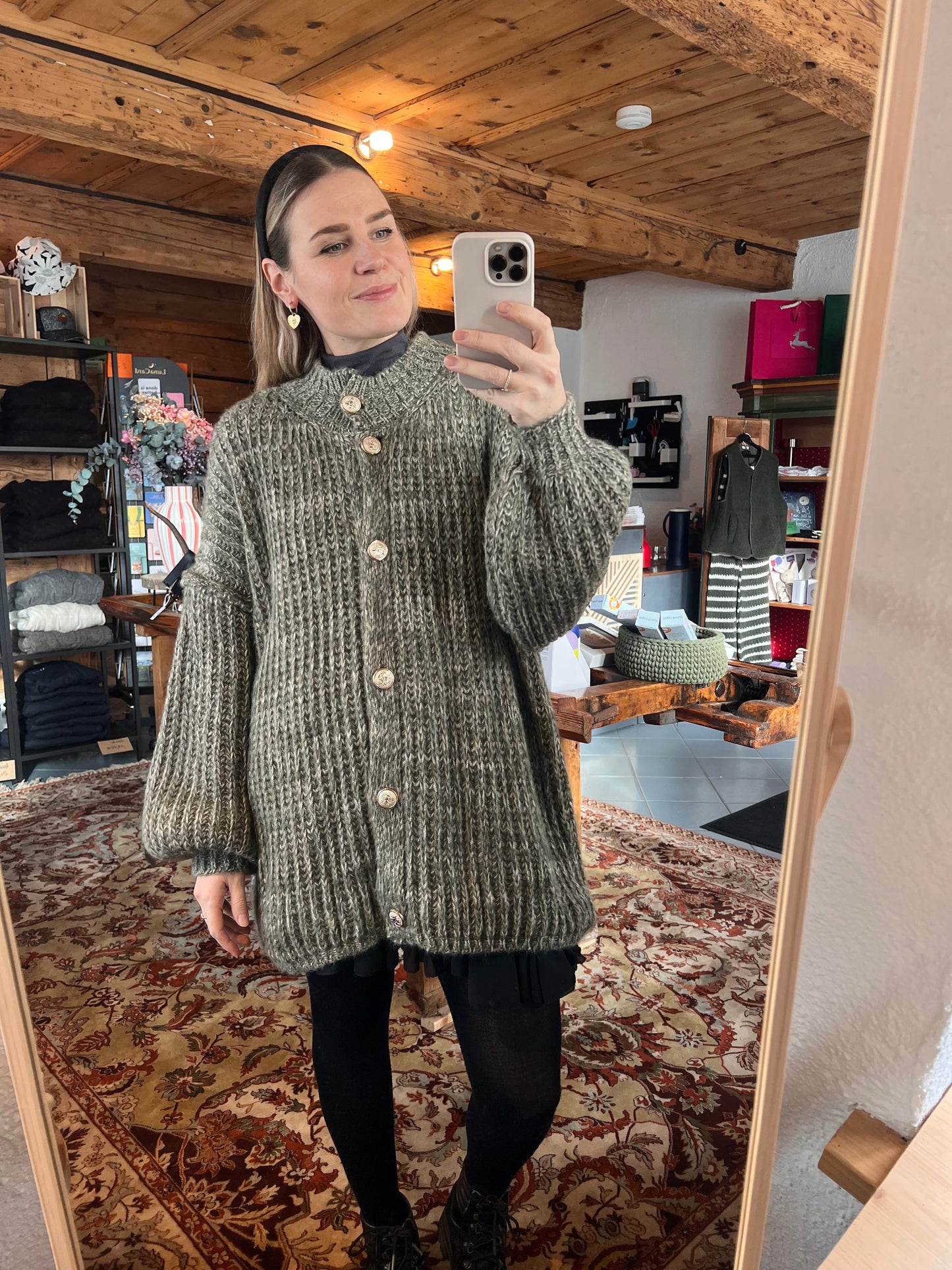 Oversize Kuschel-Cardigan mit Goldknöpfen