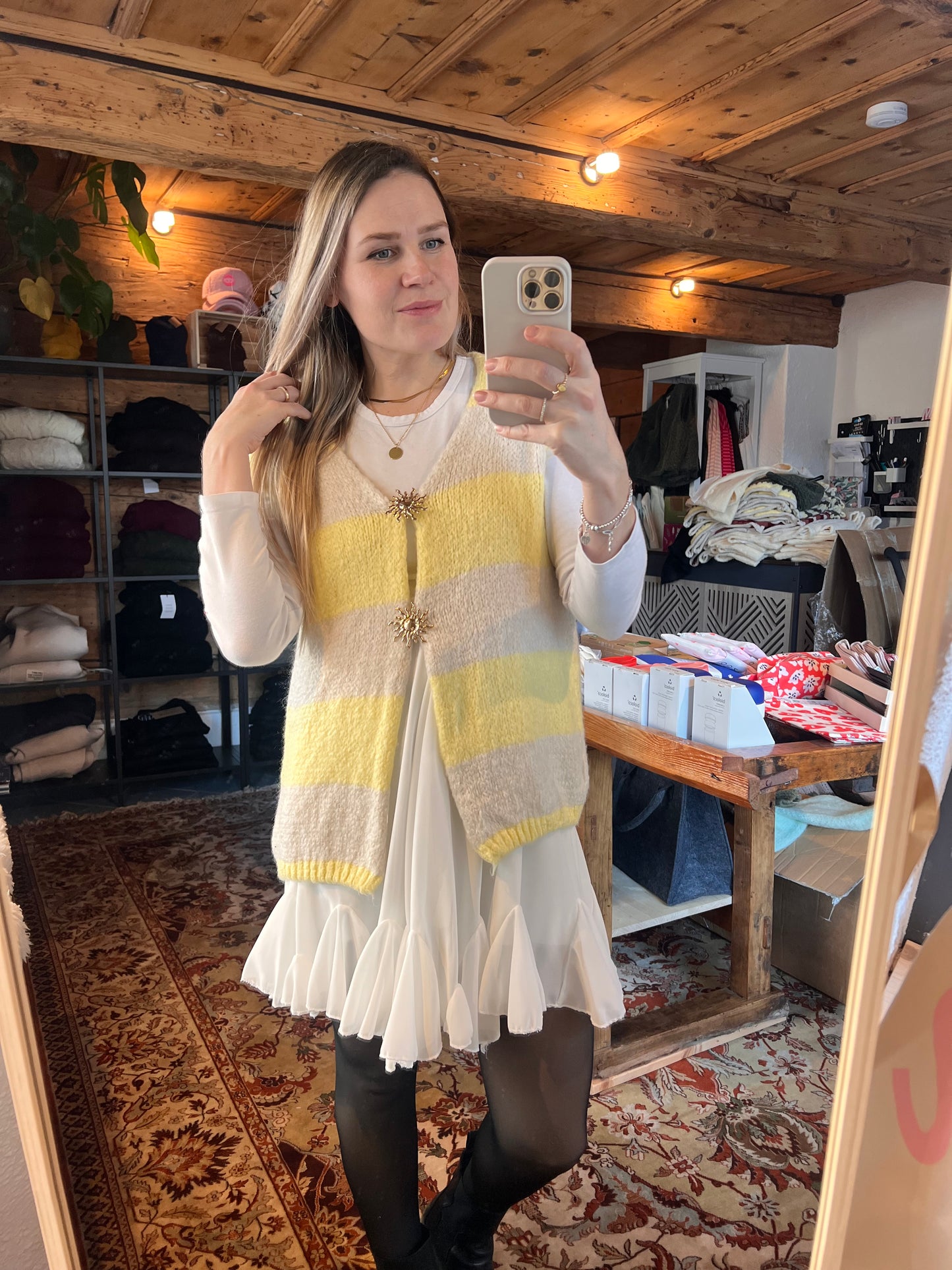 Boho Weste mit Sonnenbroschen