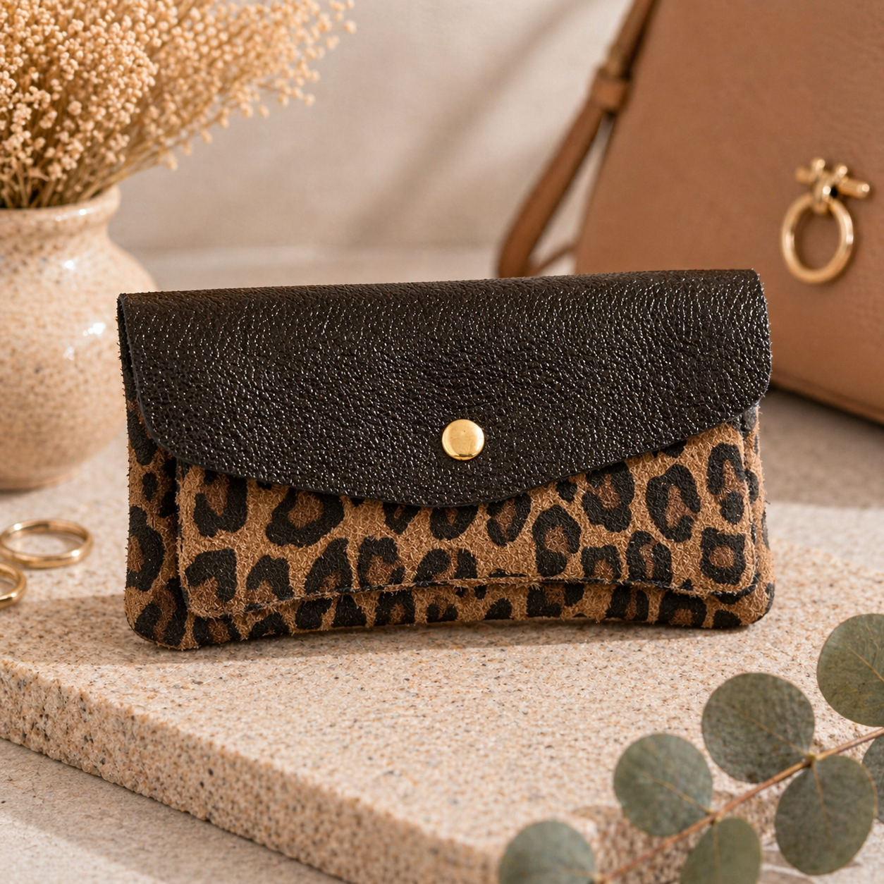 Leo Pouch